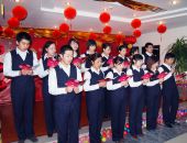 八队职工在新年联欢会上表演小合唱