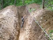 本溪市头道沟铁矿详查项目中八队地质技术人员正在进行槽探编录工作